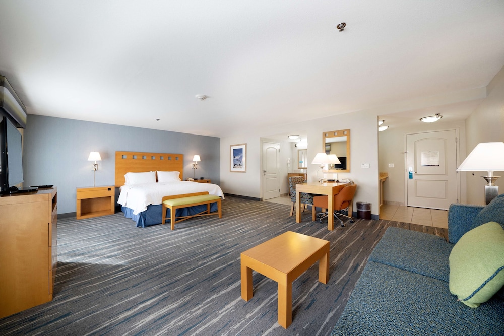 Hampton Inn Suites Madera 39/47