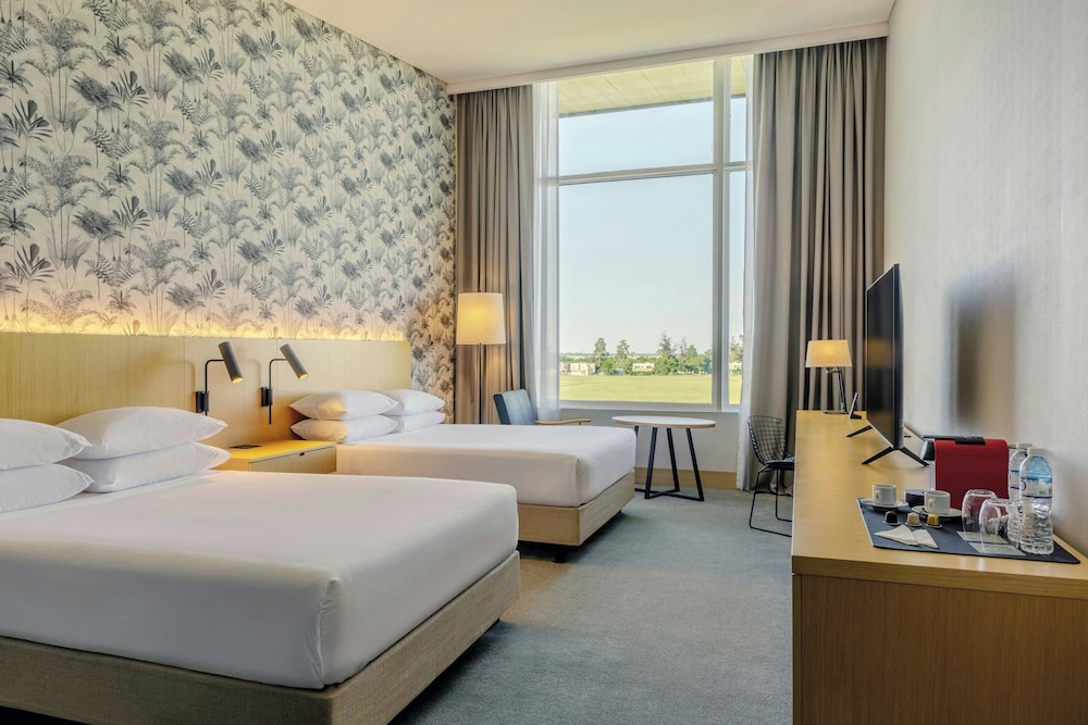Club, 2 Queen Beds, with View