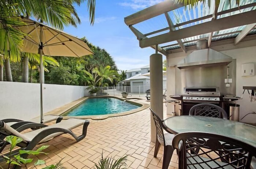 PORTSIDE NOOSA WATERS 28/31