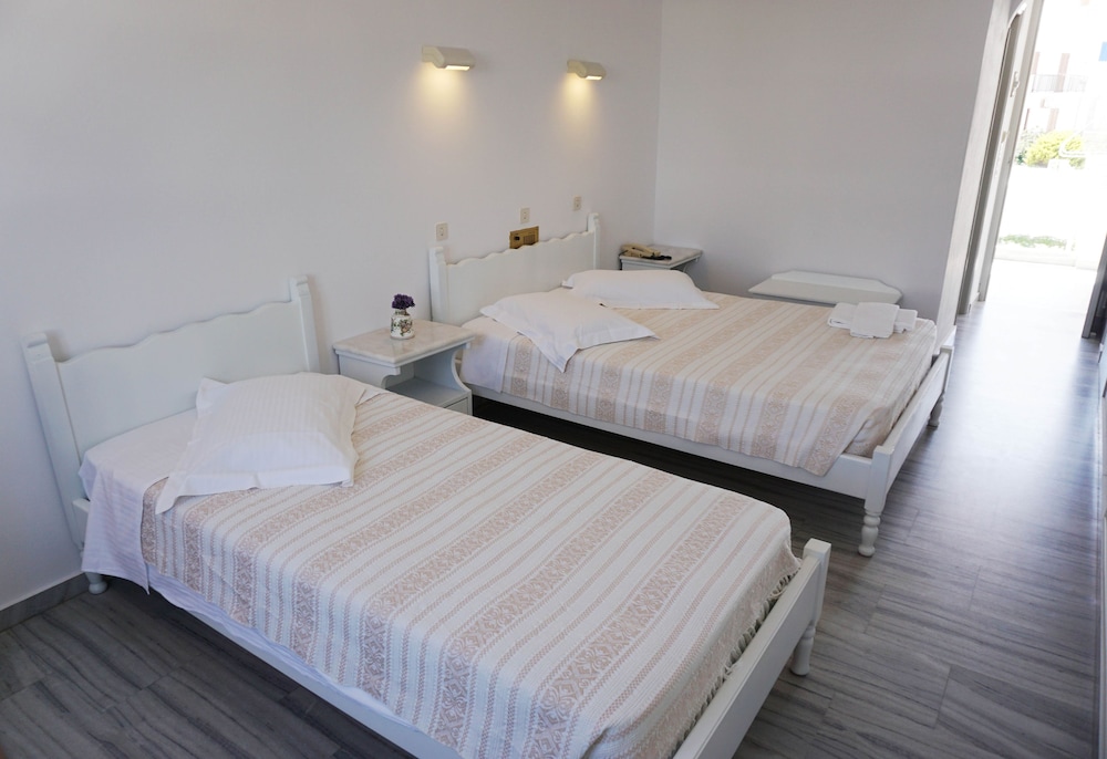 Polos Hotel Paros 24/90