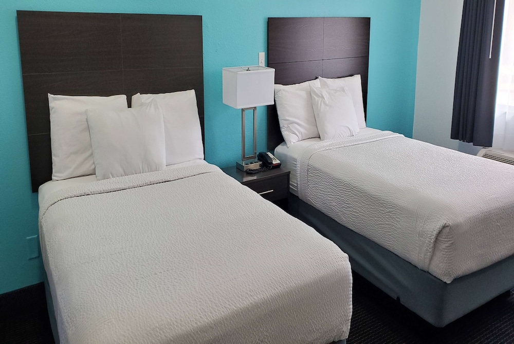 Travelodge by Wyndham Livonia/Canton/Novi Detroit Area 8/22