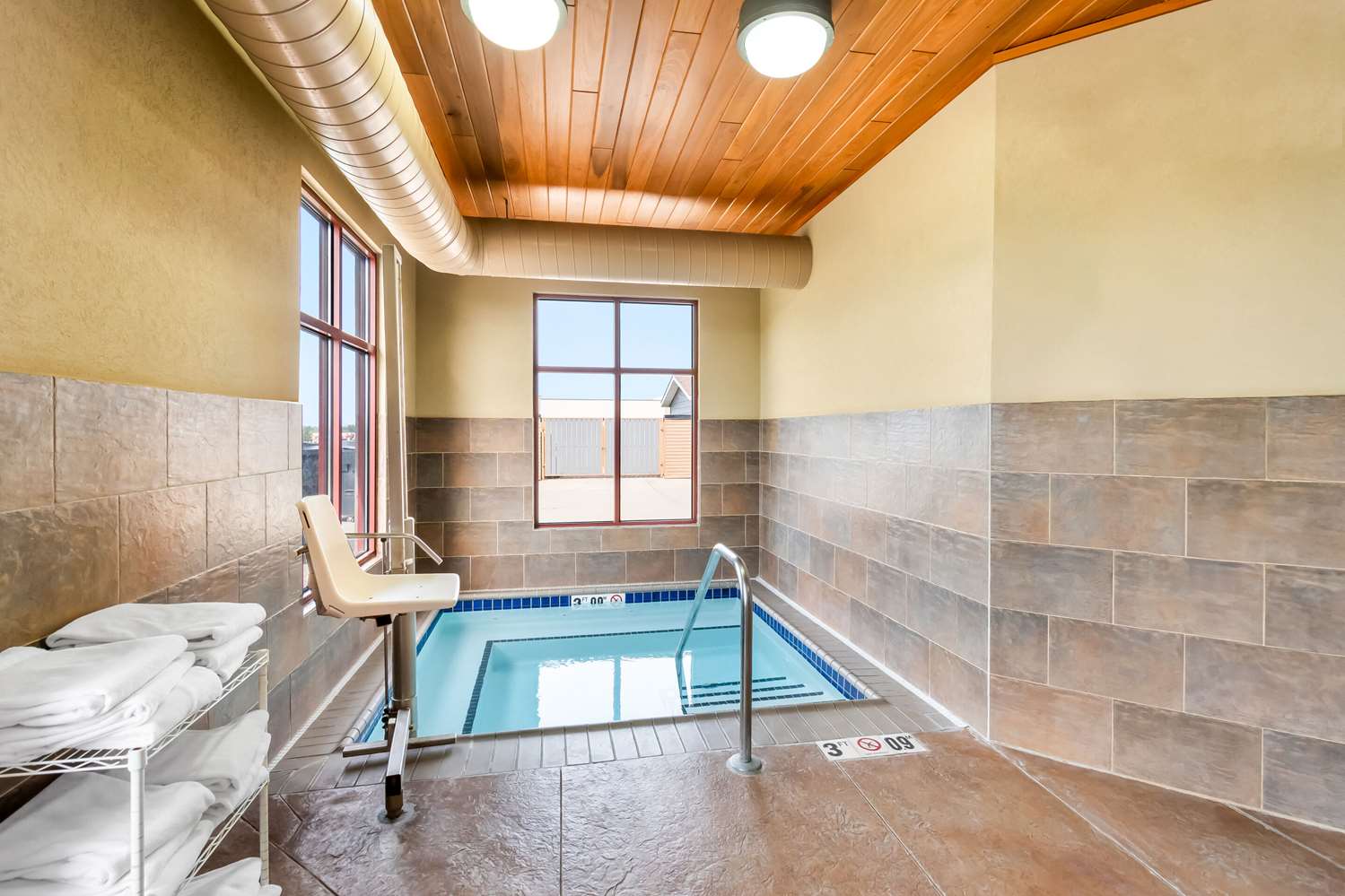 Comfort Inn and Suites Mountain Iron And Virginia 22/30