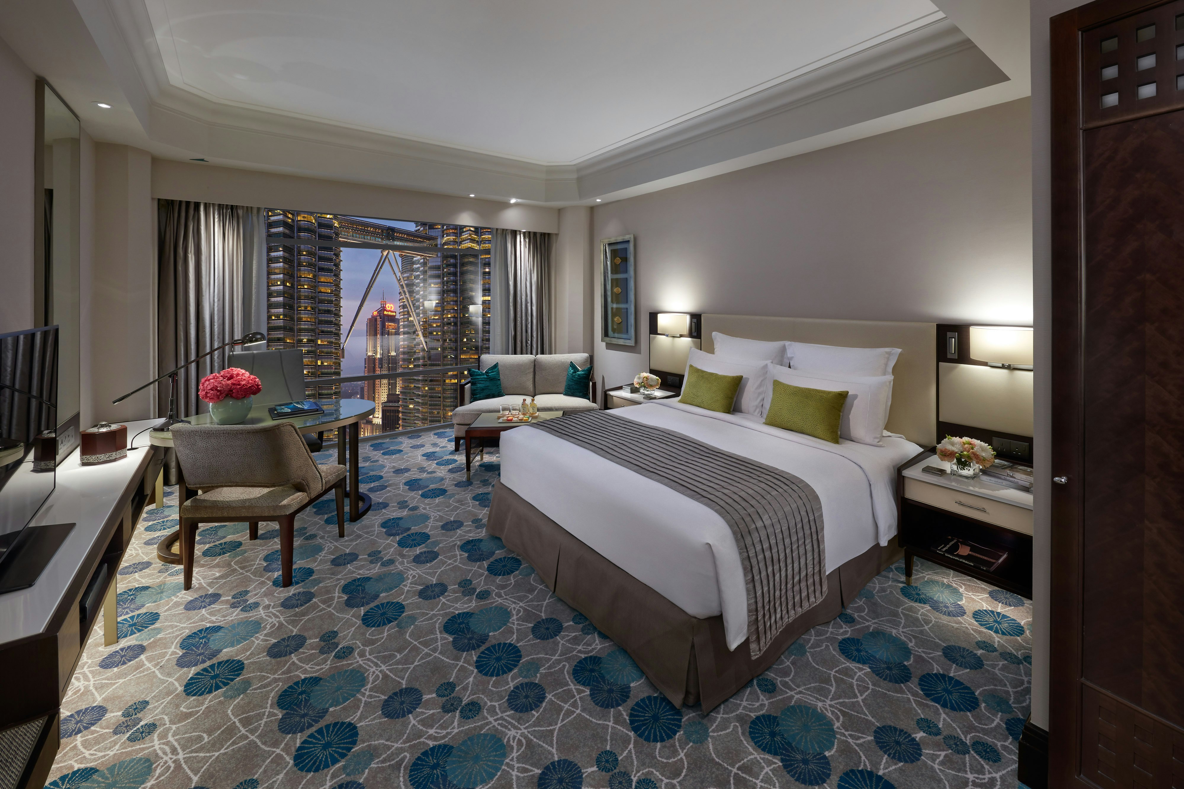 ROOM, KING BED, TWIN TOWERS VIEW