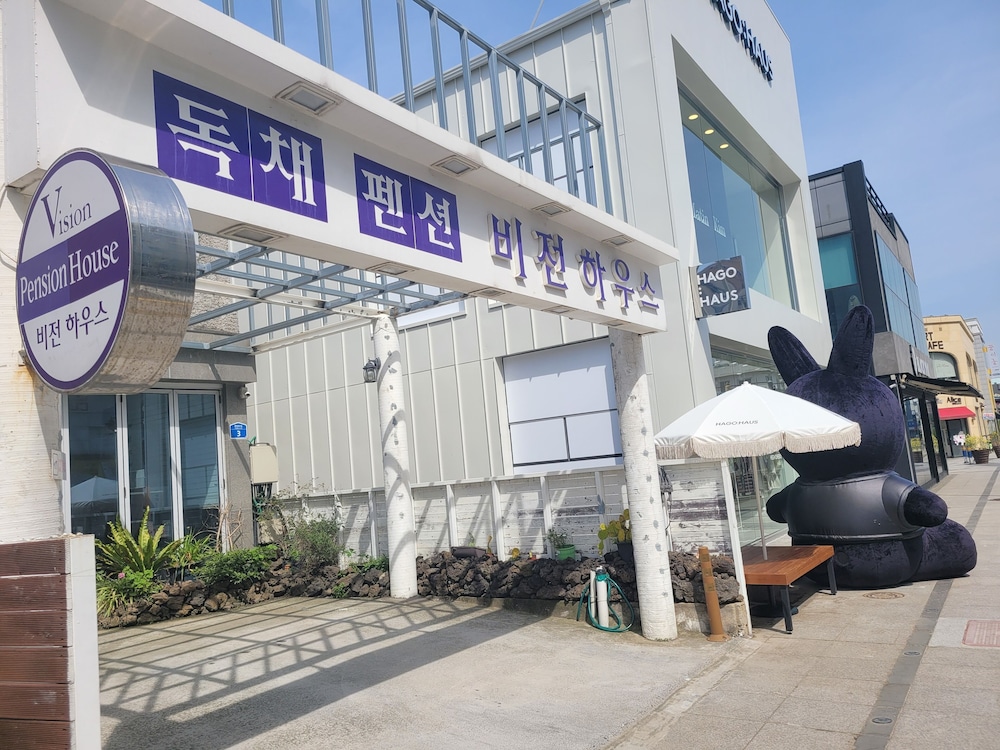 Vision Guest House 33/50