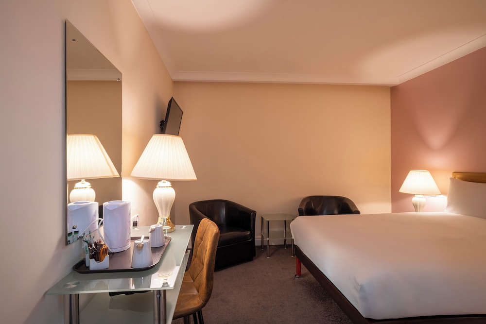 ROOM, DOUBLE BED, NO WINDOW