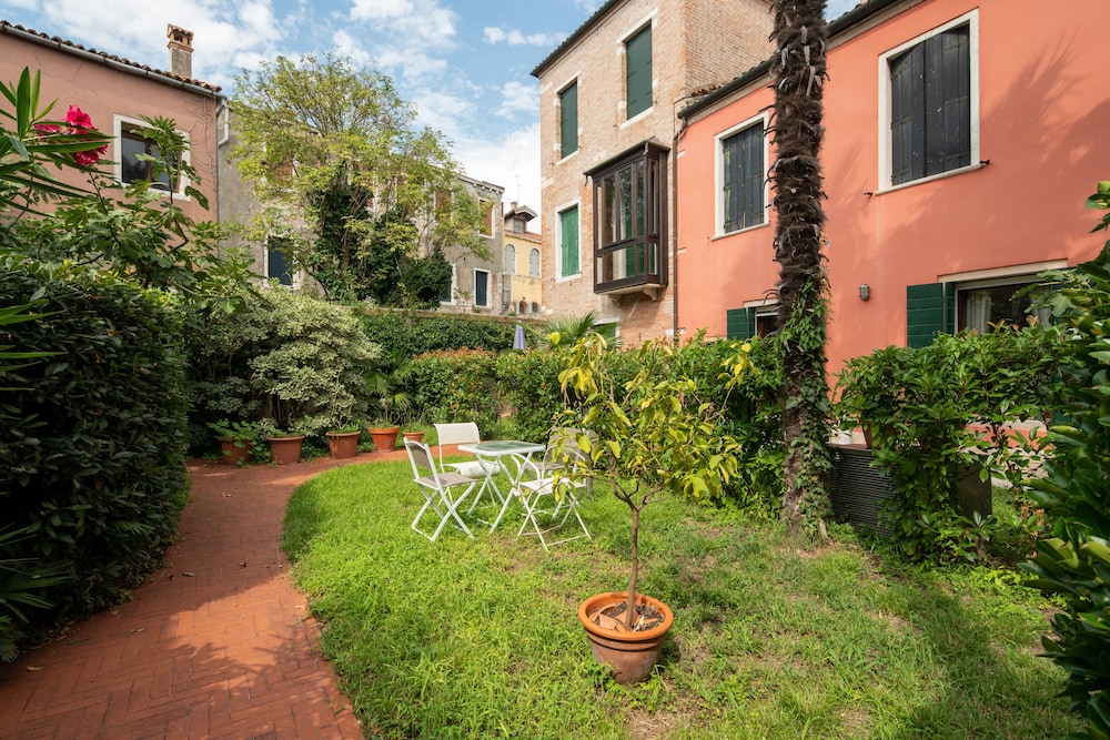 Garden Apartment 25/37