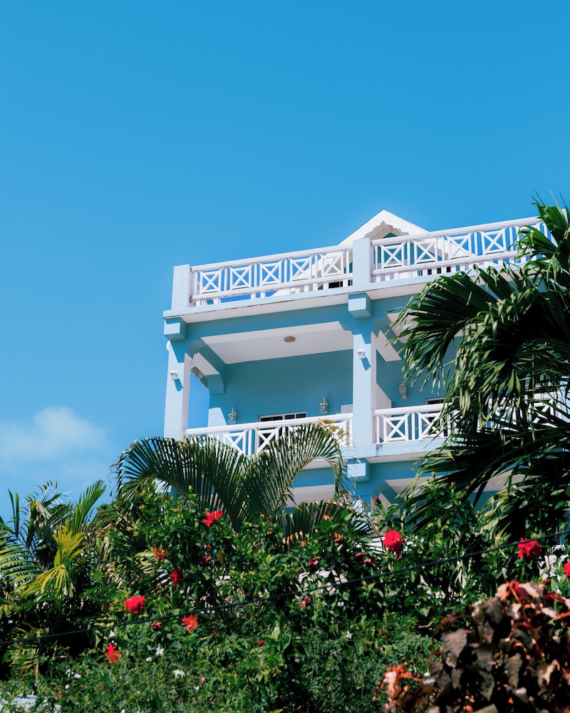 Beachcombers Hotel 2/77