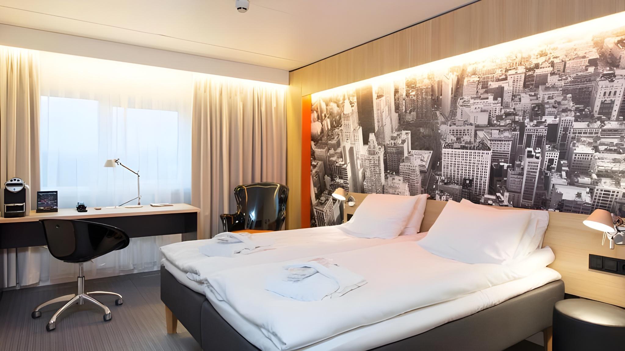 Superior, Queen Bed, Sofa