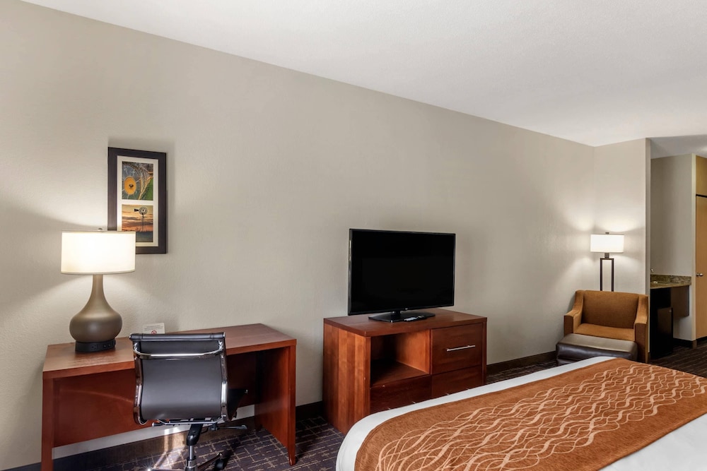 Comfort Inn and Suites Lees Summit Kansas City 38/50