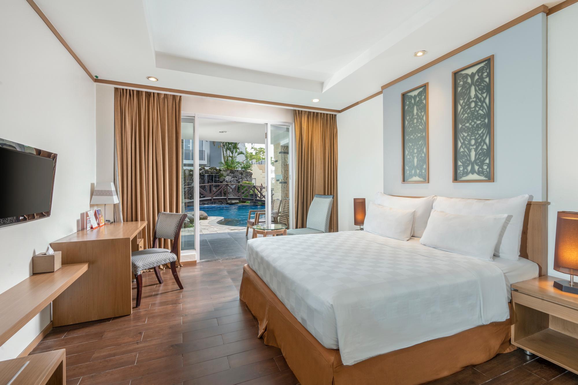 Room, Pool Access