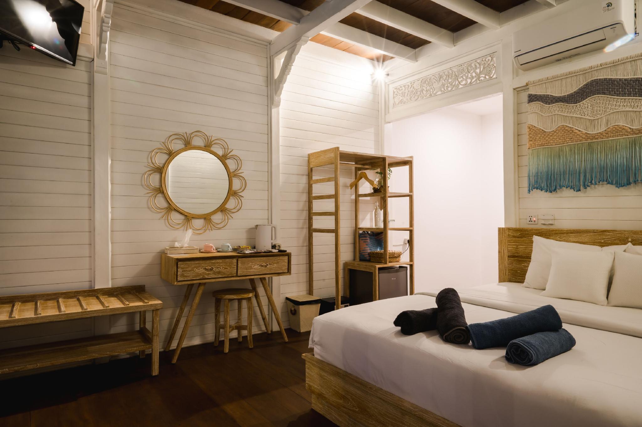 Deluxe, King Bed, Pool Access