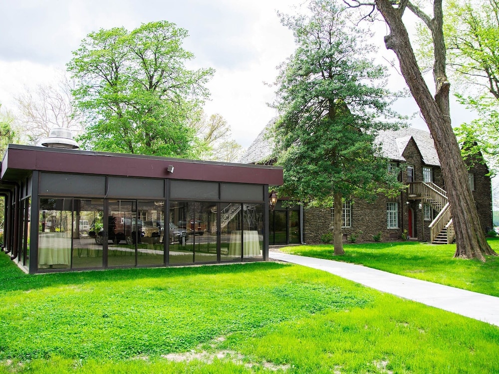The Manor on Front 44/50