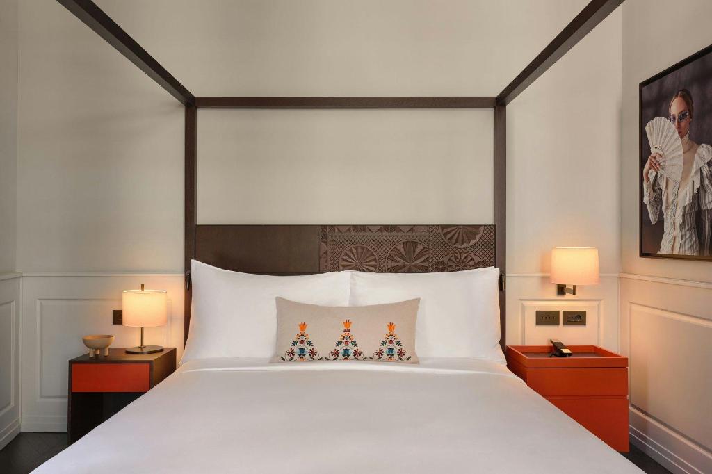 1 Bedroom, Heritage, Studio, Suite, King Bed, Street View
