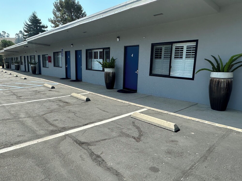 Cambria Palms Motel 22/27