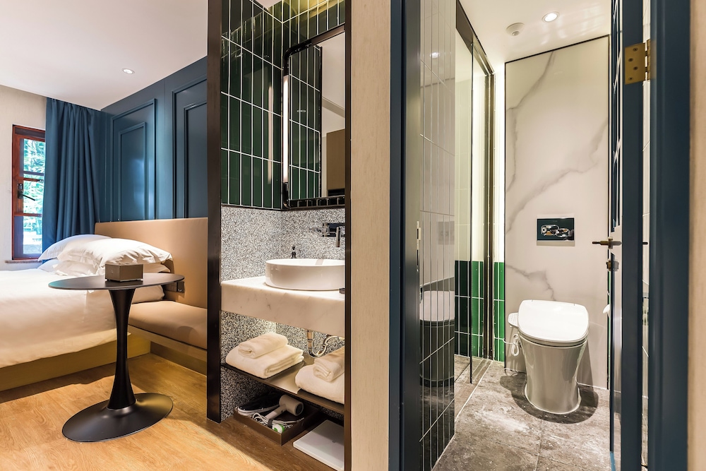 Jinglai Hotel (Shanghai Bund East Nanjing Road Pedestrian Street) 49/50