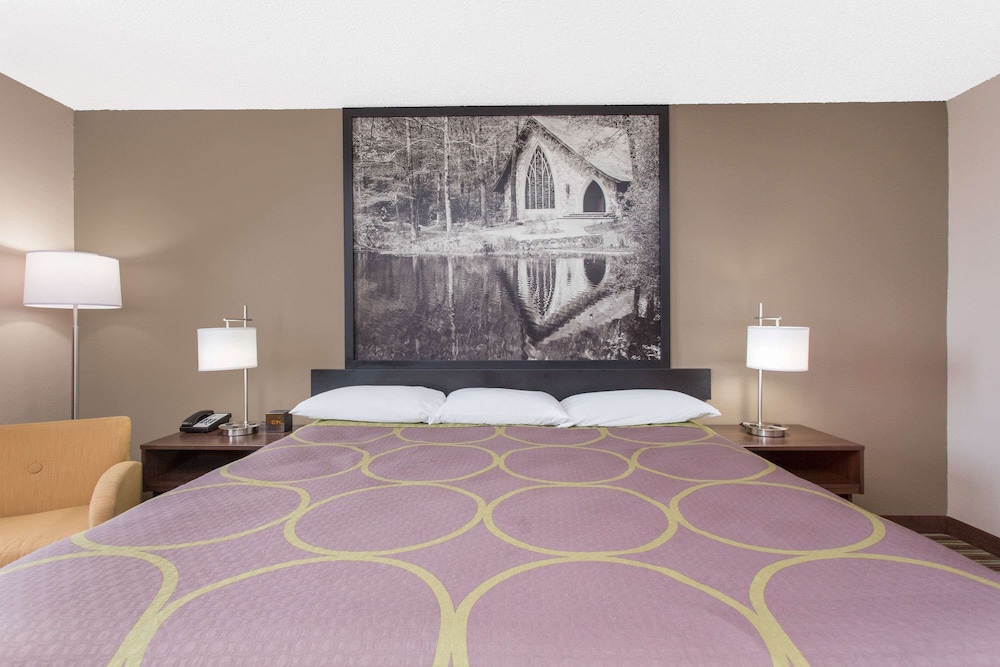Super 8 by Wyndham Columbus Airport 4/16