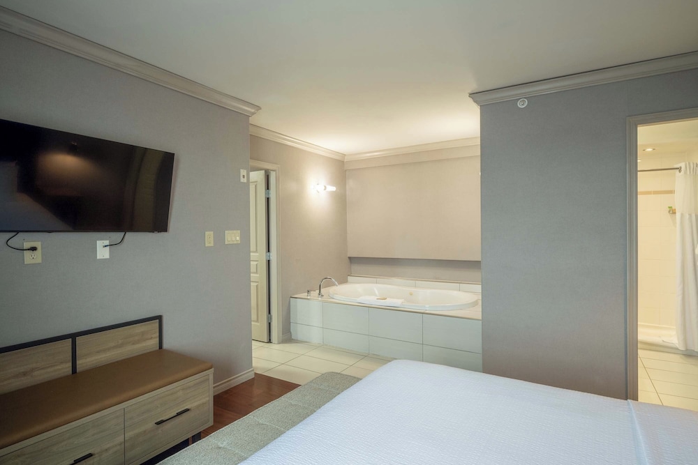 جناح ديلوكس بسرير كينج مع أريكة بمطبخ صغير، Sandman Hotel & Suites Winnipeg Airport 3/4