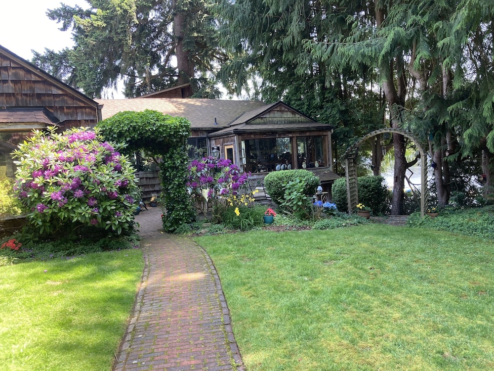 Cottage Lake Bed And Breakfast 36/50