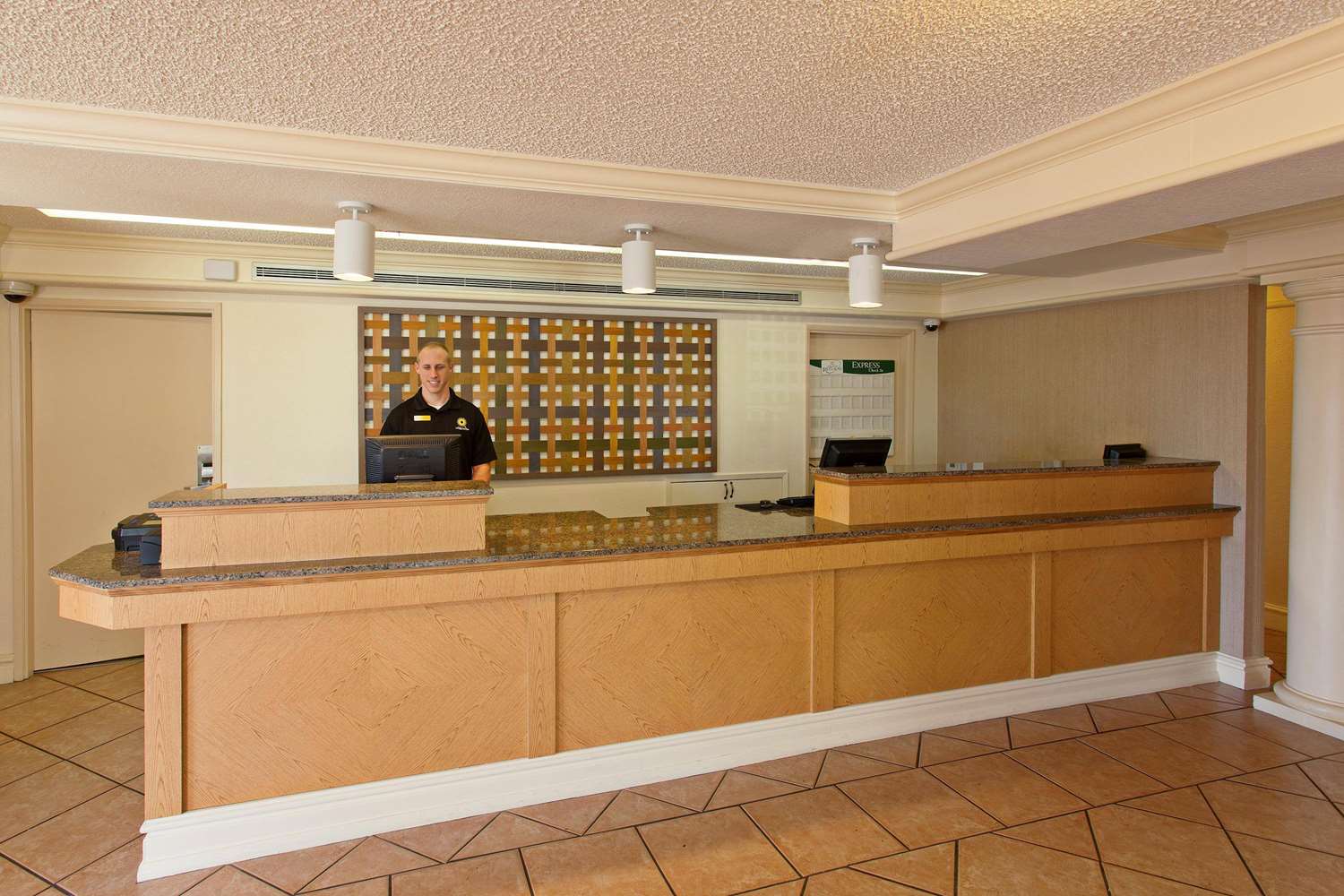 La Quinta Inn by Wyndham Costa Mesa / Newport Beach 3/23