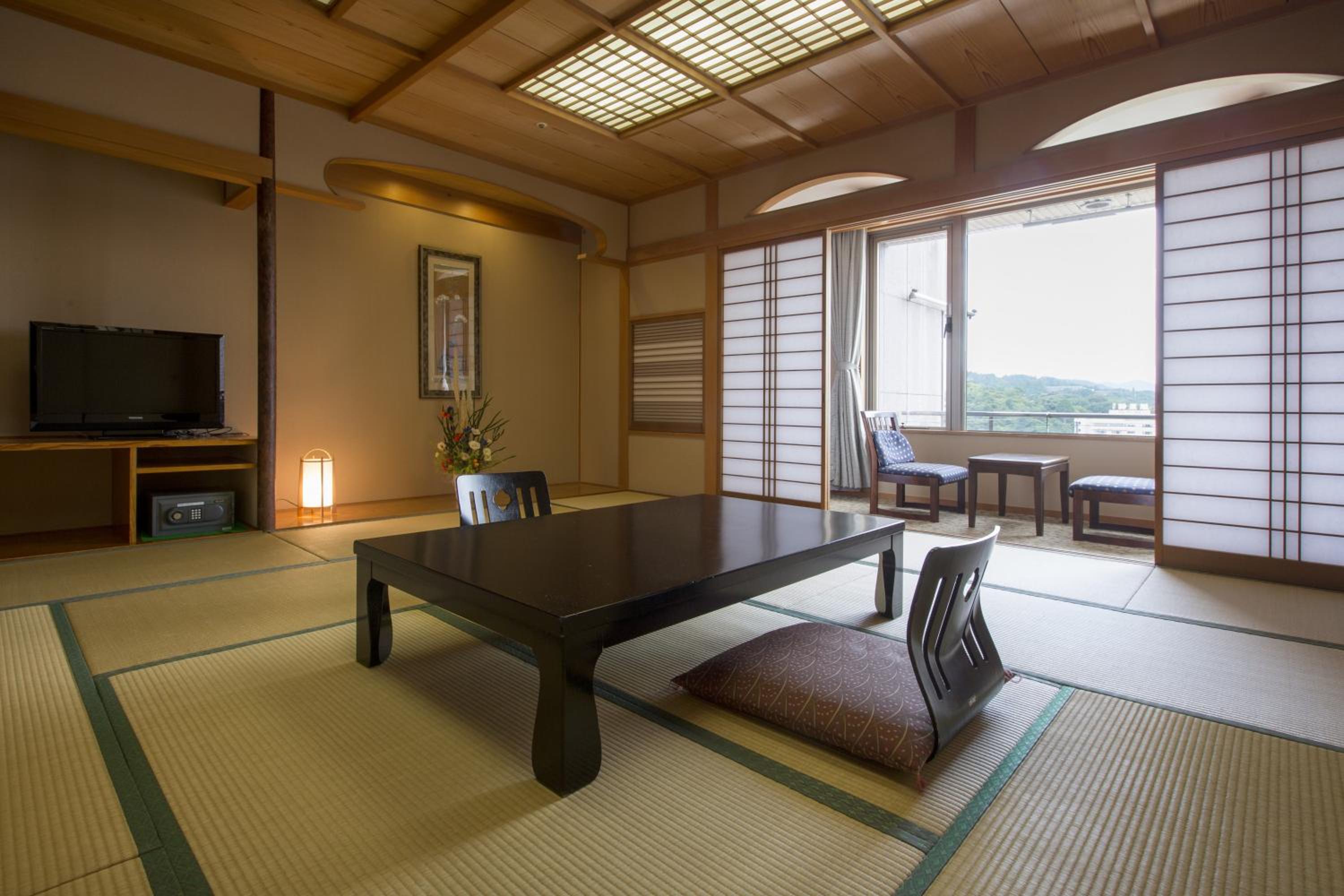 Japanese, 5 Futon Beds, Smoking