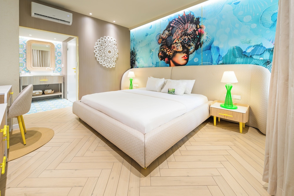 PLUS, DELUXE, KING BED