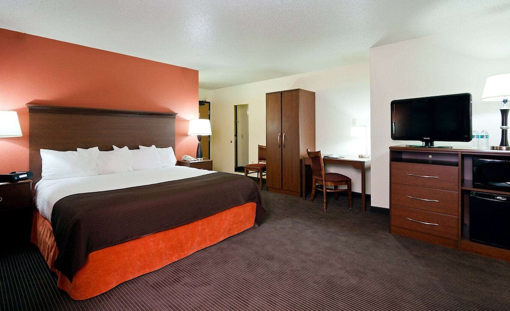 Americinn By Wyndham Manitowoc 7/26