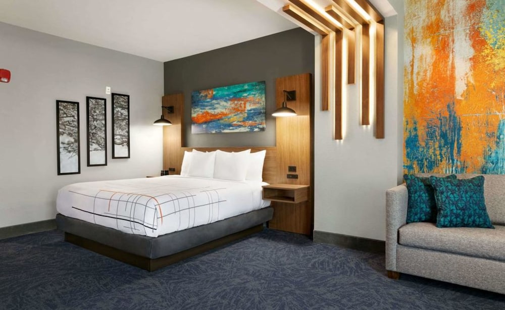 La Quinta Inn & Suites by Wyndham Louisville East 7/45