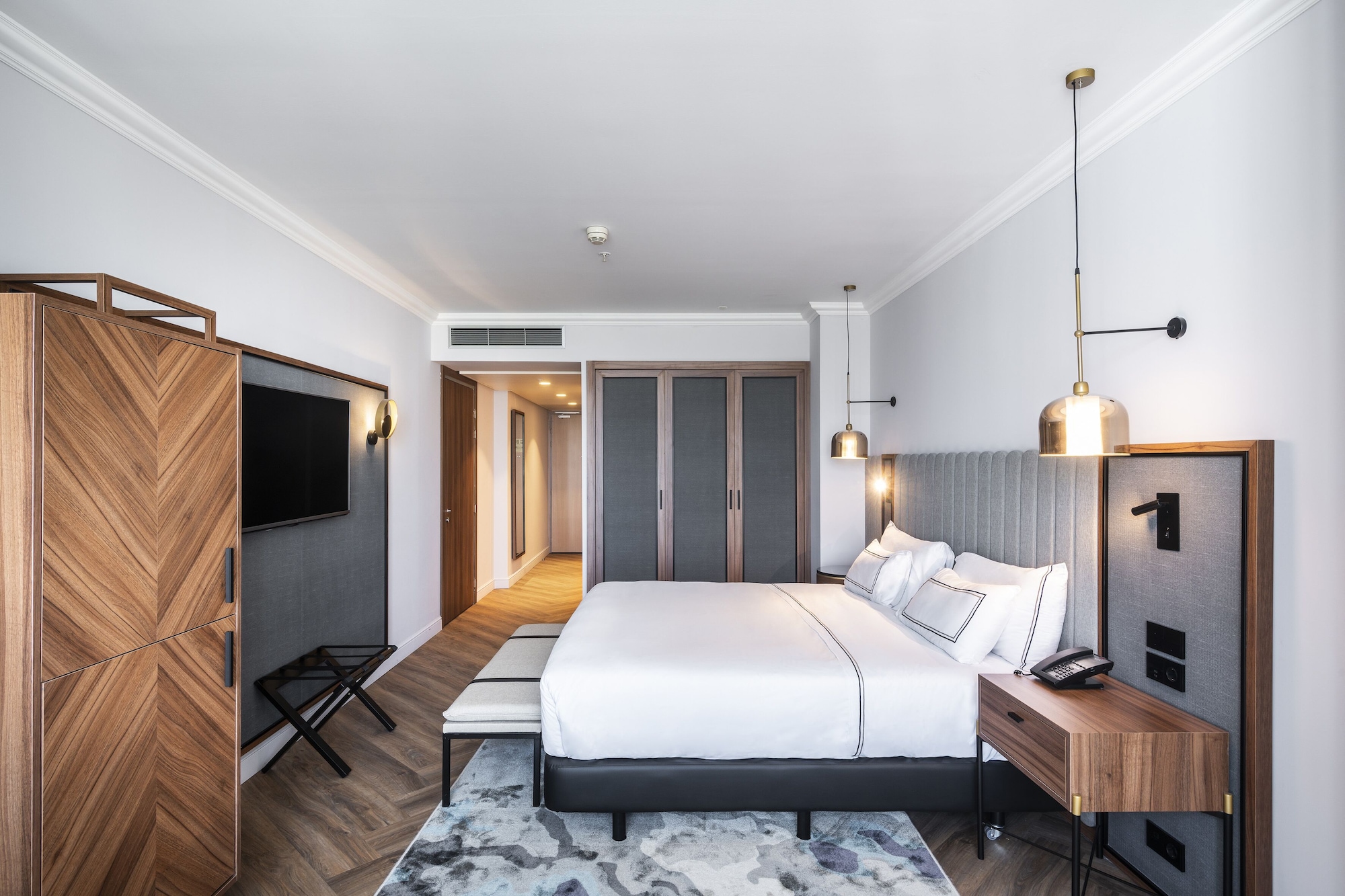 Supreme, Twin Beds