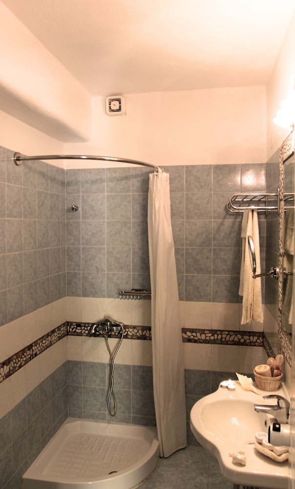 SEMI BASEMENT, ECONOMY, BASEMENT, DOUBLE BED