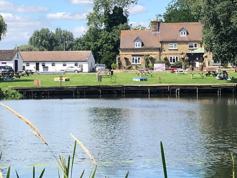 Pike and Eel Hotel and Marina 36/47