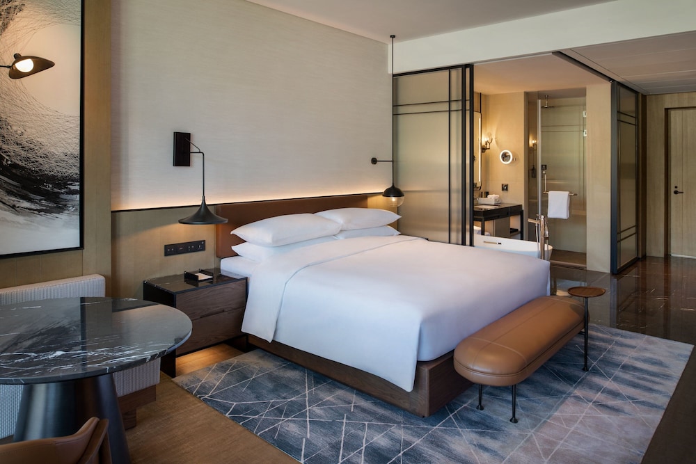 Room, King Bed, Mountain View