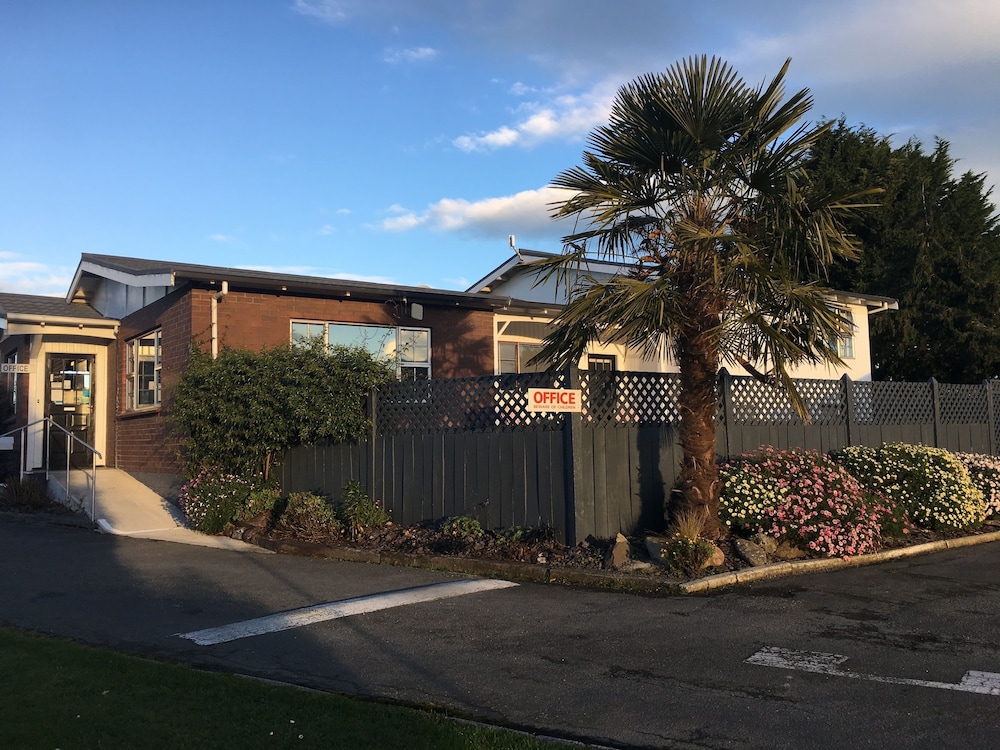 Colonial Lodge Motel 4/42