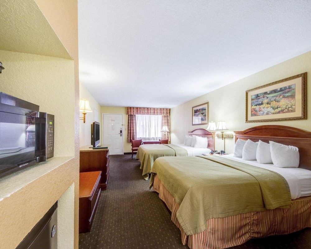 Econo Lodge Inn and Suites Eagle Pass, TX 15/37