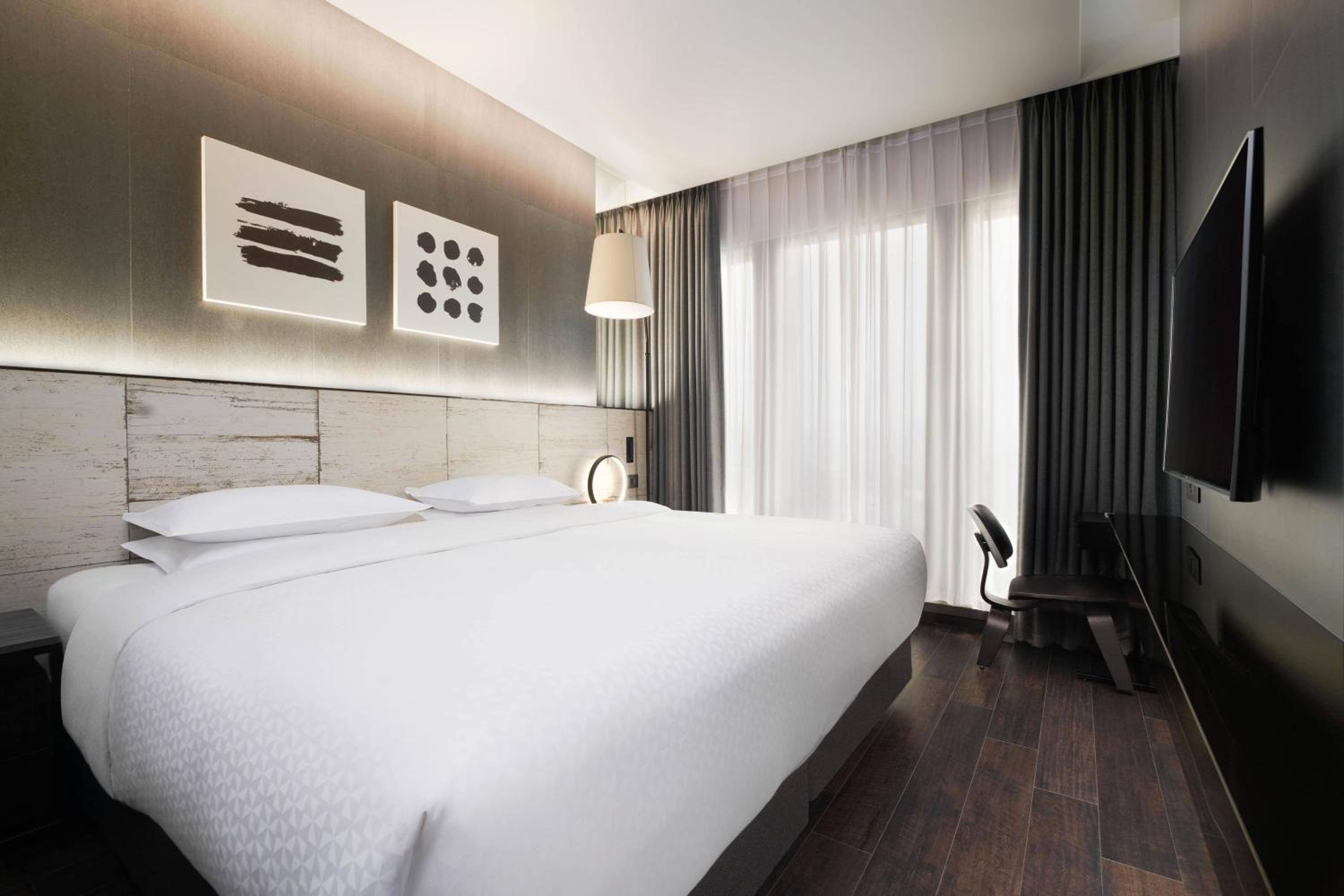 Hollywood, King Bed, City View