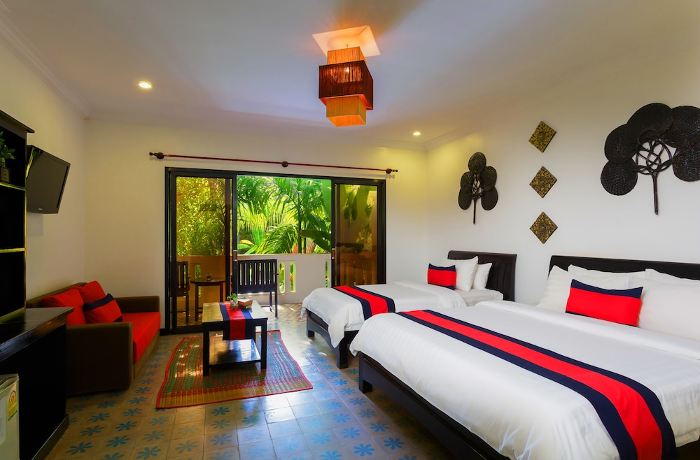 Deluxe, Triple, 1 King and 1 Single Beds, Pool View, La Residence WatBo Hotel 3/10