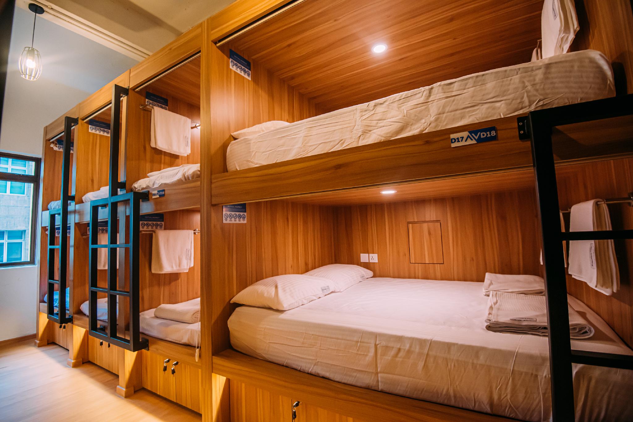 Mixed Dorm, Pod, Deluxe, Bunk Bed, Queen Bed