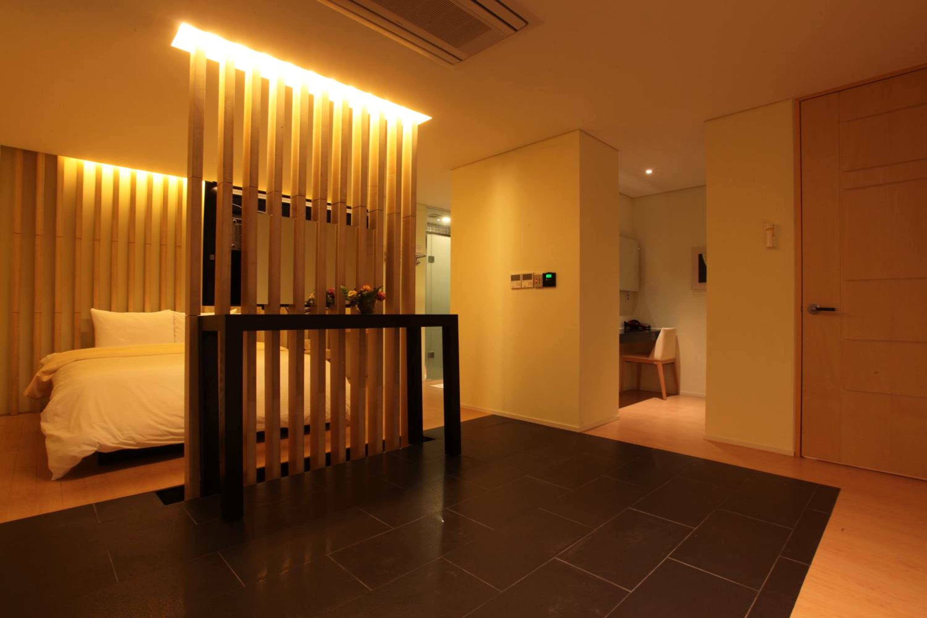 Yuwon Hotel 40/57