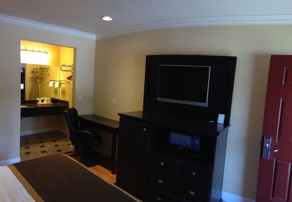Monterey Surf Inn 27/40