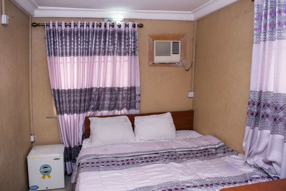 Maxton Suites Magodo 4/27