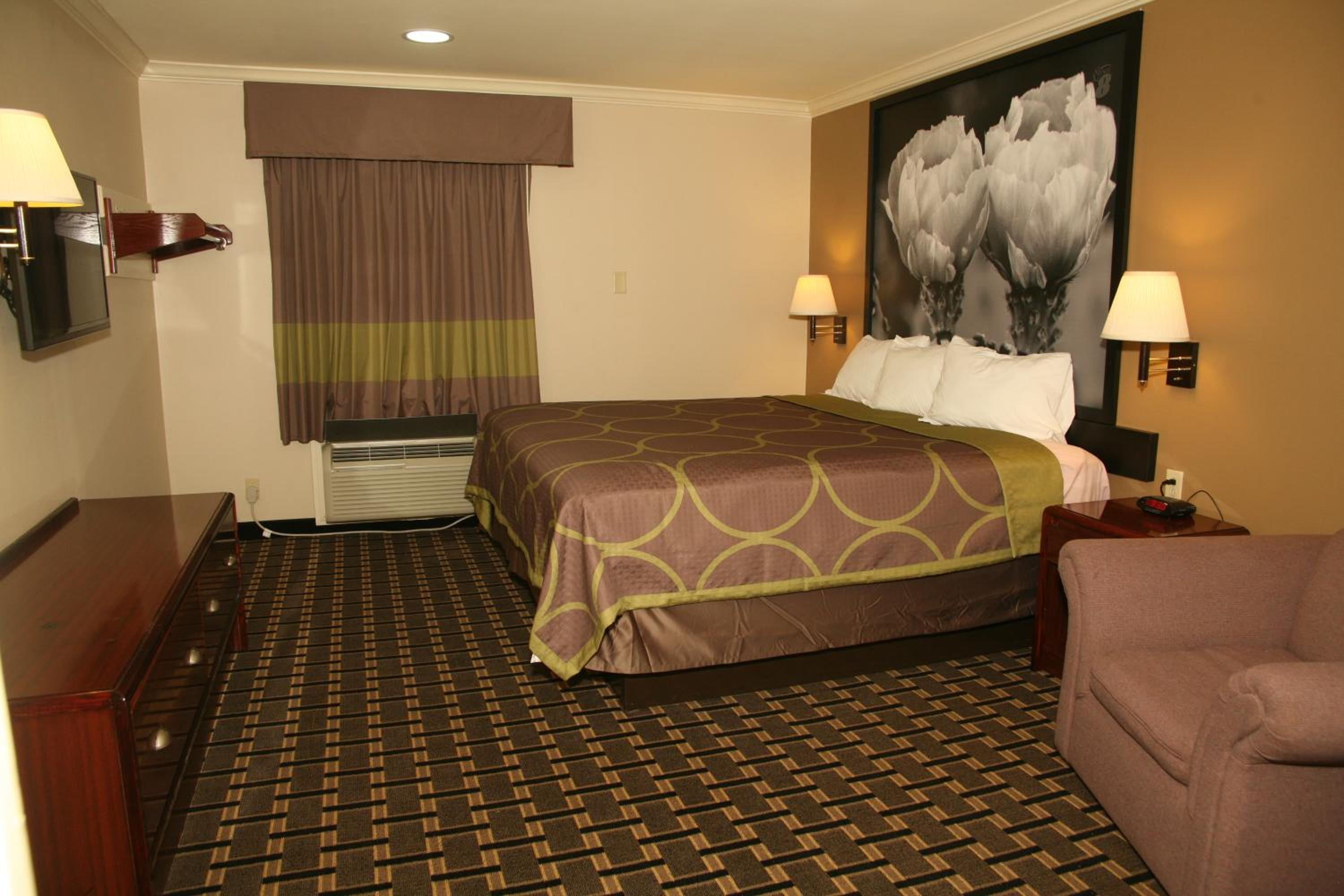 SUITE, QUEEN BED