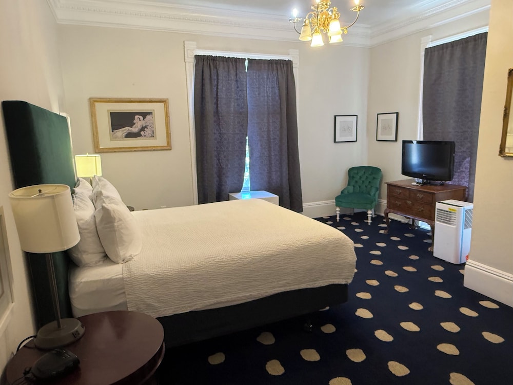 غرفة ديلوكس بسرير كوين، The Sterling Hotel 6/10