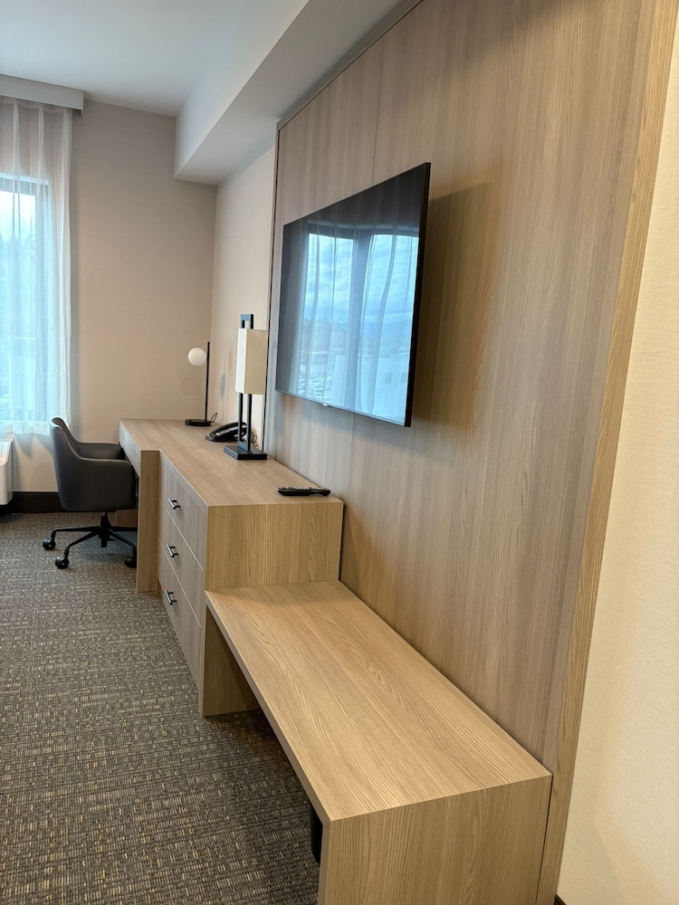 La Quinta Inn & Suites by Wyndham Kelowna BC 26/51