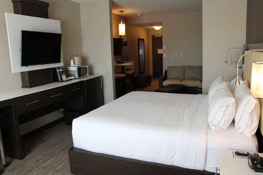 Holiday Inn Express Suites Cold Lake 16/73