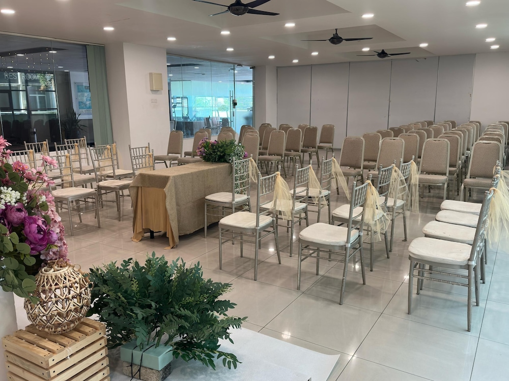D'embassy Serviced Residence Suites 43/55
