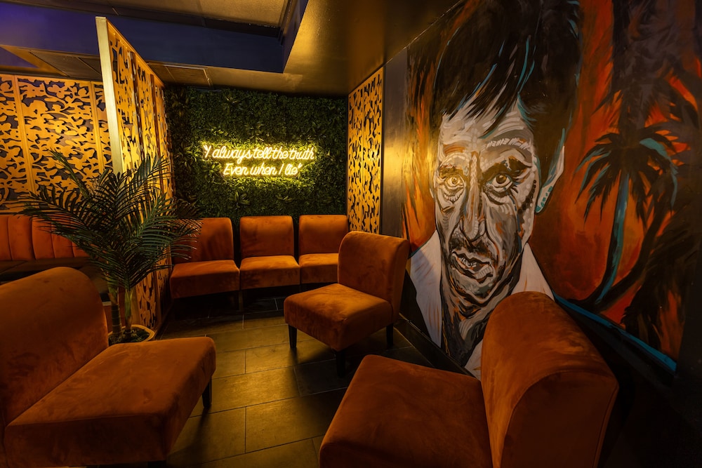 Colony Hotel 43/61