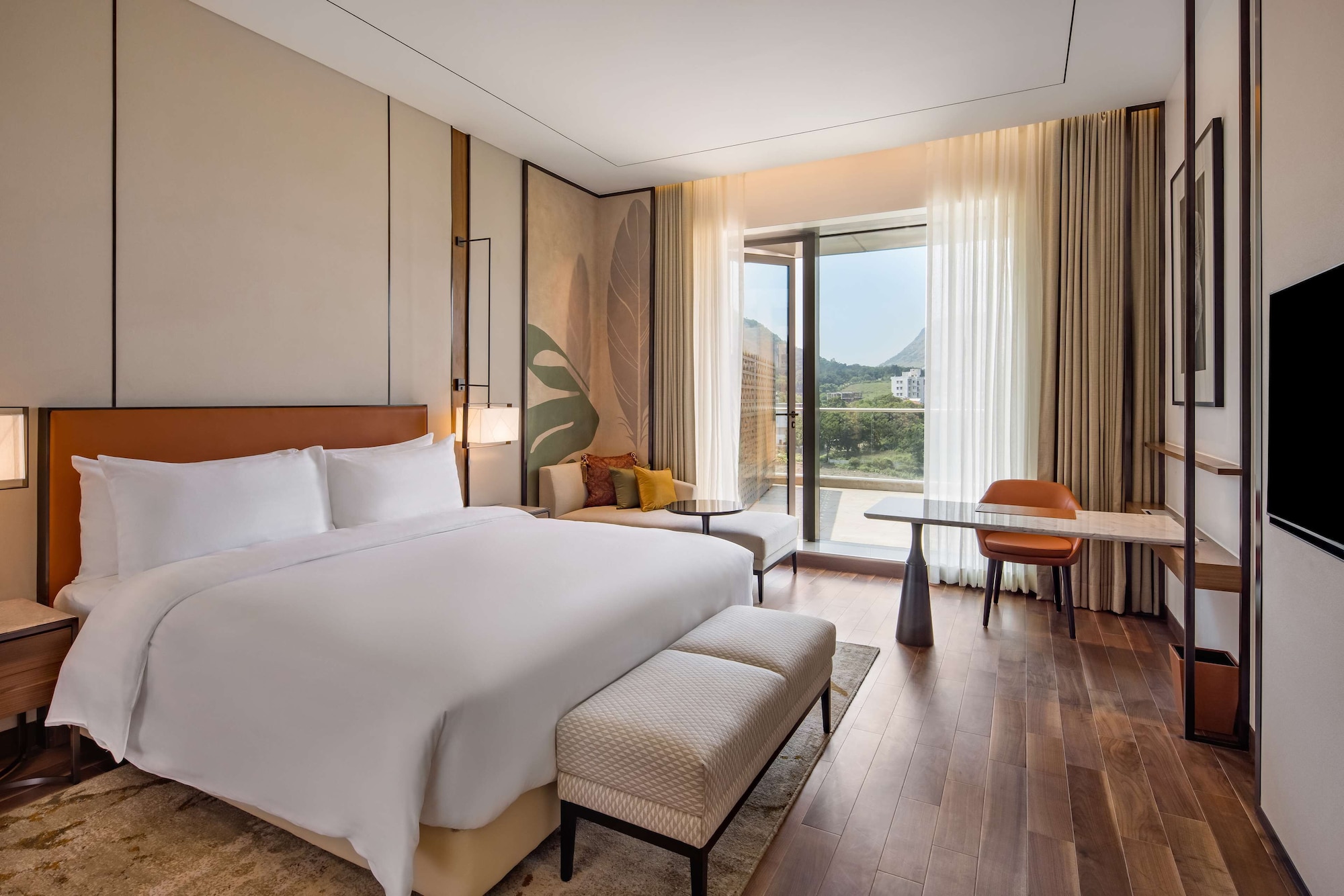 Superior, King Bed, Hill View، Radisson Blu Hotel & Spa Nashik 5/10