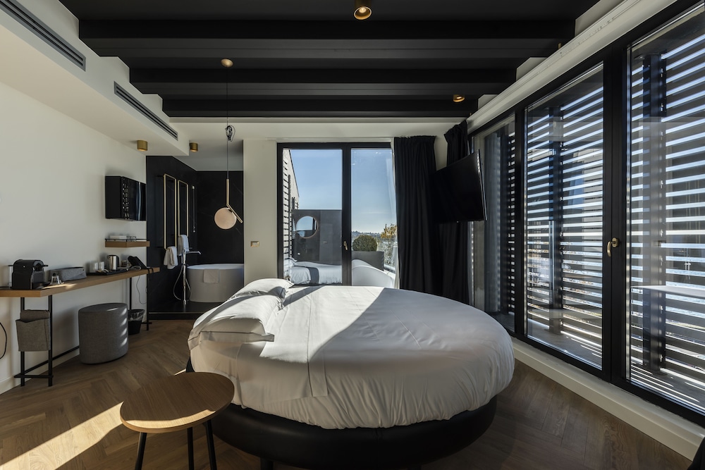 ROMANTIC, DELUXE, LAKE VIEW, TERRACE