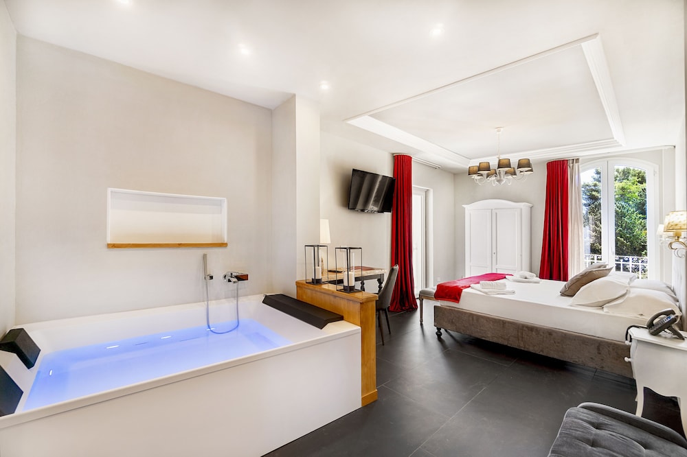 ROMANTIC, QUEEN BED, CITY VIEW, HOT TUB