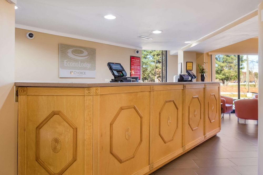 Econo Lodge Hendersonville 3/19
