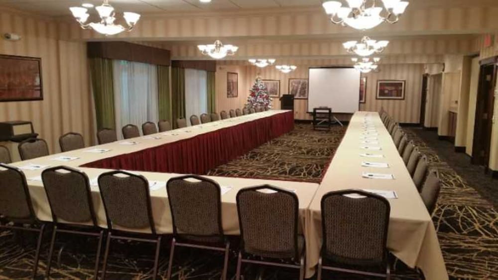 Holiday Inn Express Hotel Suites Youngstown N Warren Niles 66/79
